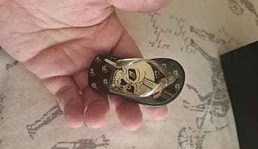 Mini flip-flop açarlıq - Dizayn: Qara əsas üzərində qızılı kəllə və