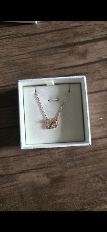 Sevgililər günü üçün almışdım heç vermək qismət olmadı ayrıldıq