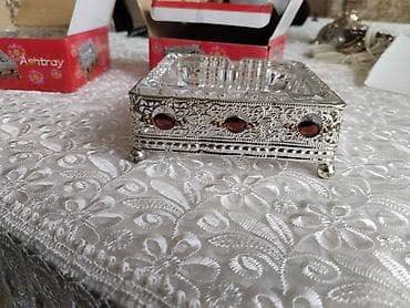 ev qapilari: Məhsul: Dekorativ külqabı (kvadrat formalı) Təsvir: - Material: Şüşə — 8