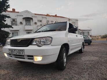 Avtomobil: Sedanın kompakt sinfi, ağ rəng Kuzov: 4 qapılı, ağ boya