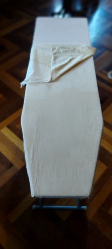 utu masası şkaflı: Bu ütü masası ağardılmış kətan örtüklə tamamlanmışdır və qatlanabilən — 3