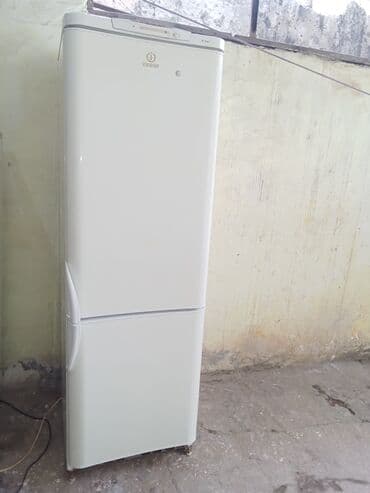 İşlənmiş 2 qapılı Indesit Soyuducu Satılır, rəng - Ağ, Təkərli