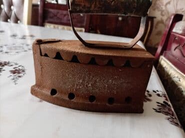 Kömürlə işləyən retro ütü - Material: tökmə dəmir korpus, metal qapaq