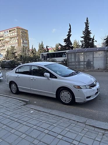 ucuz qadın maşınları: Honda Civic sedan – ağ rəng, 4 qapılı, ön ötürücülü. Xüsusiyyətlər: - — 2