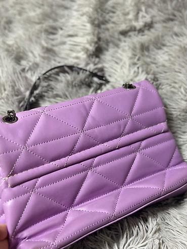 Çantalar: Bənövşəyi əl çantası. İşlənilib. İçinde azca kosmetika lekesi var — 3