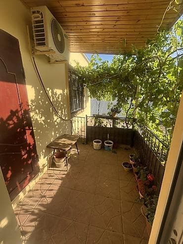 qubada ev: 2 mərtəbəli həyət evi - Plan: 2 mərtəbə, iç həyətyanı sahəyə açılan — 4