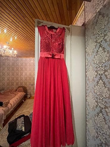 duxular ve qiymetleri: Əlimdə müxtəlif model toy və nişan paltarları var. Hamısı səliqəli — 6