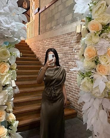 Zərif atlas fakturalı uzun don – zeytun/khaki tonlarında. - Asimmetrik