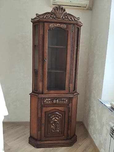Künc vitrin şkaf - Klassik üslubda, əl oyma dekorlu massiv ağac