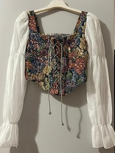 Romantik üslubda qadın bluz/korset. - Dizayn: Kvadrat yaxalı, ön