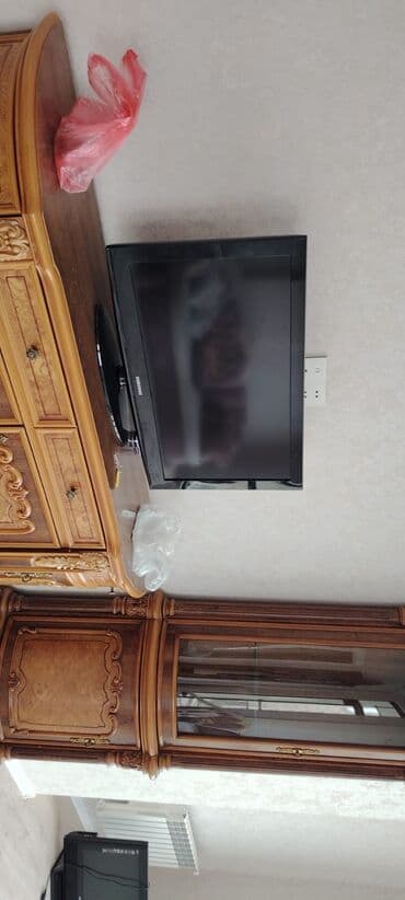 taxta qapilar: Klassik üslubda qonaq otağı mebeli dəsti Tərkibi: - Böyük vitrinli — 3