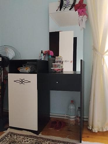 Mebel: Hamısı yaxşı vəziyyətdədir.Stenka 2 ədəd,Tumbuçka 2 ədəd,TV — 3