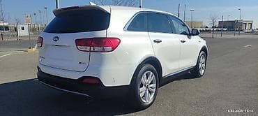 7 yerlik avtomobillər: Kia Sorento – ağ rəngli, şəhər və uzun məsafələr üçün geniş və rahat — 6