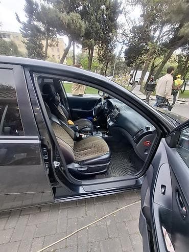 hyundai genesis: Hyundai Elantra sedan - Gövdə: 4 qapılı sedan, qara rəng - — 9