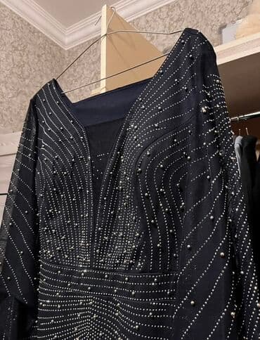 Digər qadın geyimləri: Bu ziyafət donu dərin V yaxalıq və uzun qanadvari qollara malikdir — 4