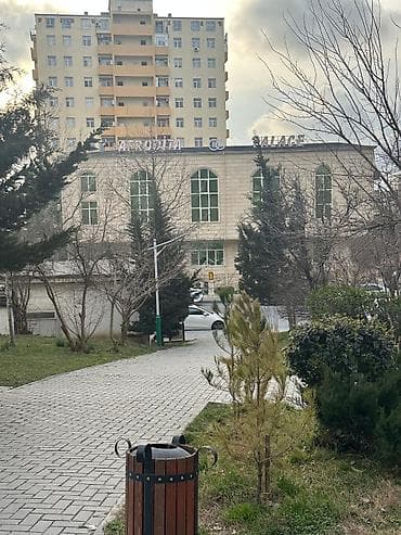 Köhnə Güneslide yerləşən Afrodita şadlıq sarayı ilə üz üzə parkın düz