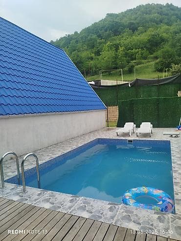 Dağ mənzərəli hovuzlu bağ evi – günlük istirahət üçün -Çay kənarında