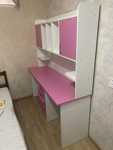 Ev və bağ: Uşaq/yeniyetmə otağı üçün geniş iş masası və üst quruluşlu kitab rəfi — 2