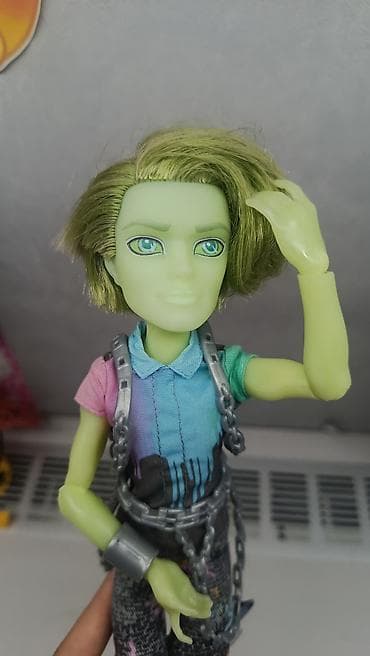 kukla bratz: Monster high - Рorter geiss - Yaşıl tonlarda bədən və saç, yanlara dar — 3