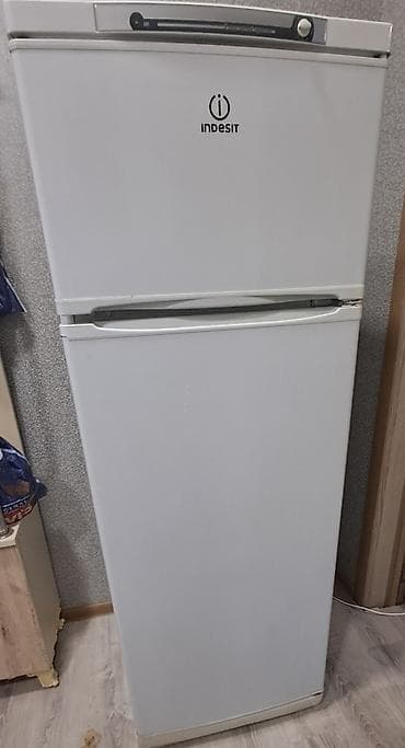 Indesit iki kameralı soyuducu. Super soyudur. Uzunluq 1,68 eni 60 sm