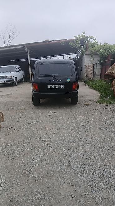 niva şuşələri: Lada Niva (VAZ 2121) off-road avtomobili - Korpus: 3 qapılı, qara — 1