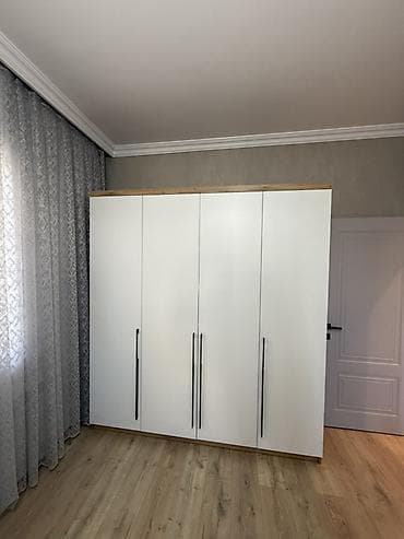 Yataq otağı mebel dəsti - 4 qapılı geyim dolabı: ağ fasadlar, taxta