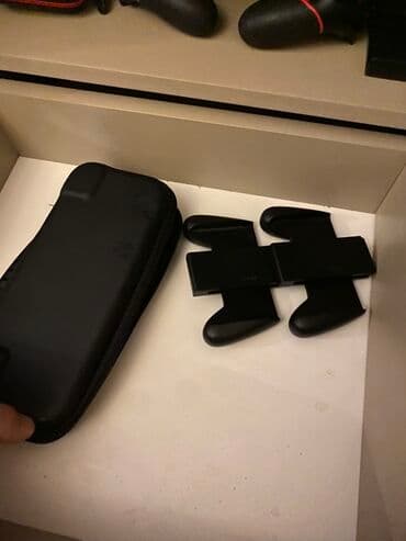 sazz lite modem: Nintendo Switch oyun konsolu – qara gövdə, ağ Joy‑Con panelləri ilə — 3