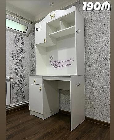 Ağ rəngli yazı/oxu masası və üst şkaflı kitab rəfi dəsti