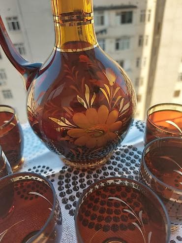 Qızılı naxışlı şüşə qrafin və stəkan dəsti - Tərkib: 1 qapaqlı qrafin — 3