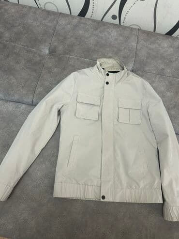 Pencəklər: Ağ rəngli, hərbi üslubda dizayn edilmiş kişi gödəkçəsi. Bu gödəkçə həm — 1