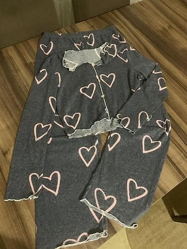 Qadın pijama dəsti Yenidir her birin 55 azn almisam ama endirimle 45