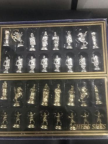 şahmat: Şahmat dəsti, qızılı və gümüşü rəngli parçaları olan, qara rəngli — 4