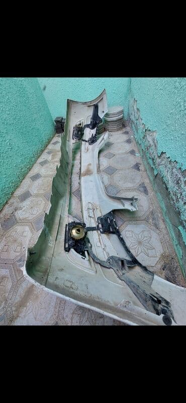 cesqa buferi: Məhsul: Avtomobilin ön bamperi Təsvir: - Rəng: ağ (işıq yaşıl çaları — 6