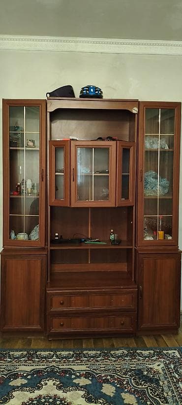 ikinci el dirnaq stolu: Klassik üslubda iri divar vitrini/sekretar. Tünd qoz rəngində, şüşəli — 3