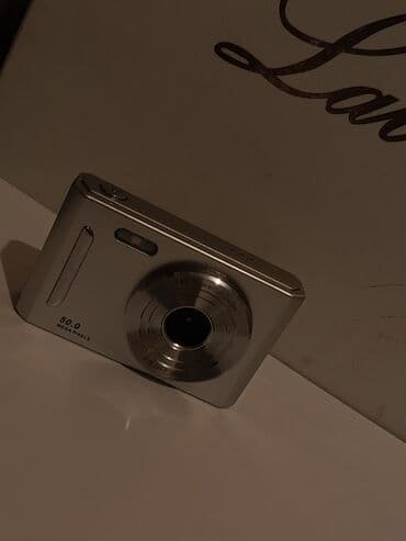 Kompakt rəqəmsal fotoaparat - Rəng: gümüşü, metal korpus - Sensor