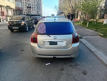 Toyota Corolla hatchback (E120). Gümüşü rəng, 5 qapı, 5 nəfərlik — 3
