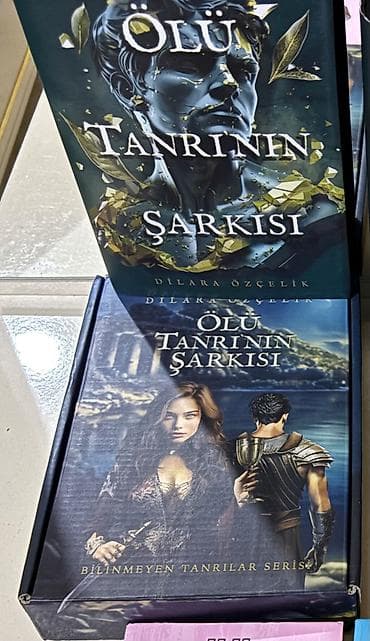 Ölü Tanrının şarkısı qutulu 12 manat. Kitab ciltlidir poster ayracı — 1