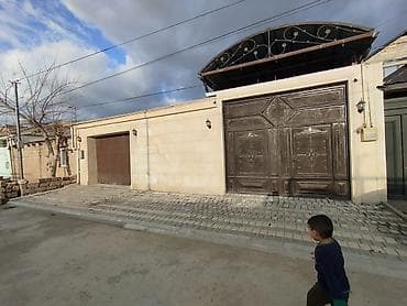 gencede ev: Satılır: həyət evi - Daş hasarlı, dəmir darvazalı həyət. Ön hissədə — 7