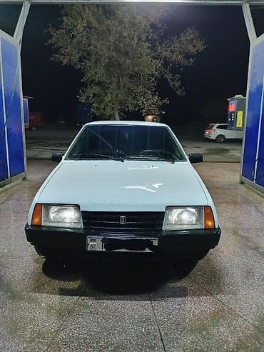 Aksesuarlar və tüninq: VAZ 21099, ağ rəng, sedan kuzov. Xarici xüsusiyyətlər: - Orijinal — 3