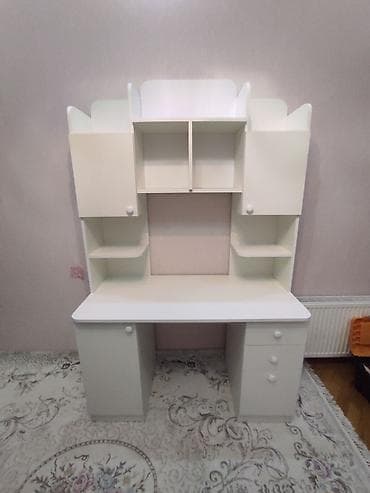 taxta polka: Düz masa, Stulsuz, Polkalı, Siyirməli, Sadə laminat — 1