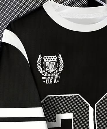 dəst geyimler: Qara idman üslubunda uniseks t‑şört - Rəng: qara, ağ detallar - — 3