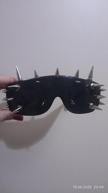 Продаются очки с шипами