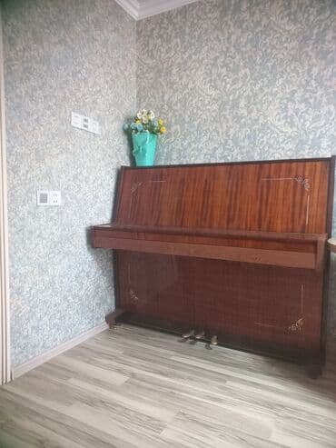 Oktava piano.
3 pedallı