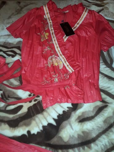 Digər qadın geyimləri: Geyinilmeyib.Olcu 38 — 3