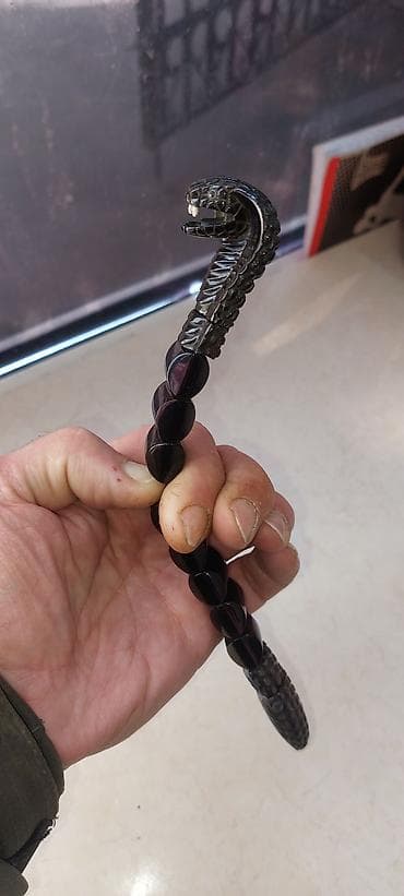 Qara obsidian daşından əl oyma “Kobra” dizaynlı təsbeh - Material