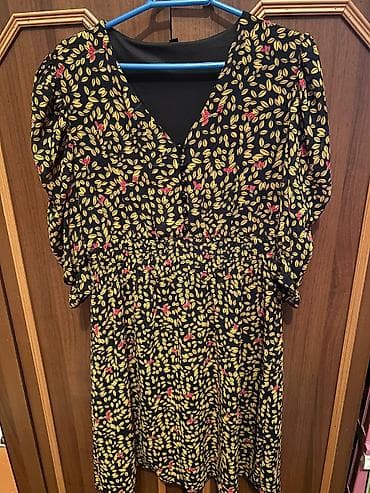 Qadın paltarı – çiçək/yarpaq naxışlı - Rəng və naxış: Qara fon