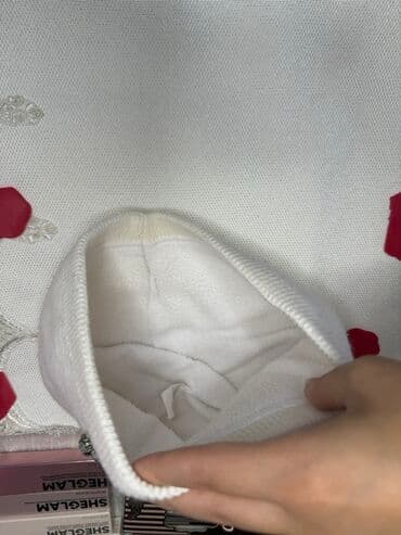 qadınlar üçün kaşemir şarflar: Qadın papağı – krem/ağ rəngdə, yumşaq trikotaj materialdan. Yarımay — 3