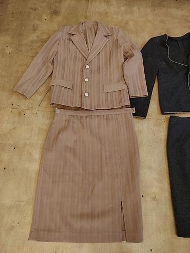 İki ədəd qadın kostyum dəsti 1) Bej zolaqlı dəst - 2 hissə: jaket və