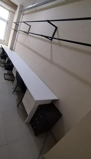 parket laminat: Ofis üçün uzun iş masası komplekti - Rəng: ağ masaüstü, ağ çekmecə — 3