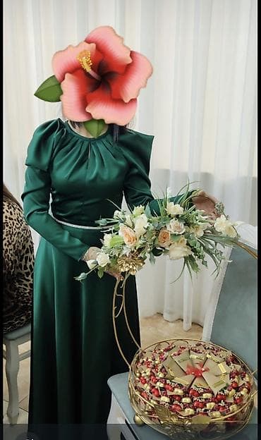 stringer alt geyimi: Zərif yaşıl rəngli ziyafət/libas - Model: Uzun, axıcı ətəkli, qapalı — 1